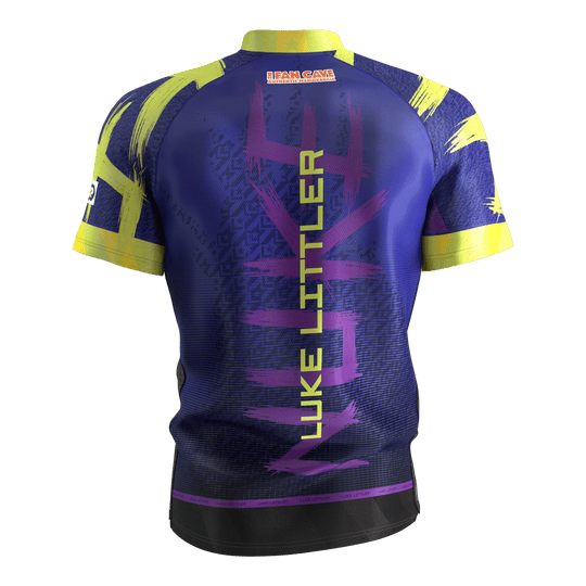 Target Luke Littler Dartshirt 2026 ist auf diesem Bild zu sehen. Es handelt sich um ein Dartshirt mit modernem Design.