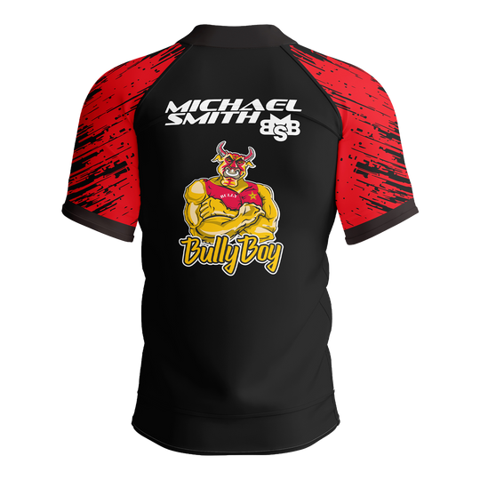 Shot Michael Smith Red Strip Polo Dartshirt Das Bild zeigt das Shot Michael Smith Red Strip Polo Dartshirt. Dieses Dartshirt ist speziell für Fans von Michael Smith entworfen.