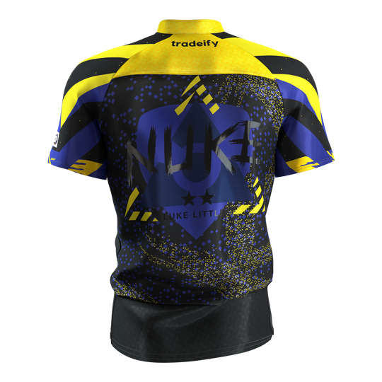 Target Luke Littler Dartshirt 2027 Das Bild zeigt das Target Luke Littler Dartshirt 2027. Es ist ein spezielles Dartshirt, entworfen für Luke Littler.