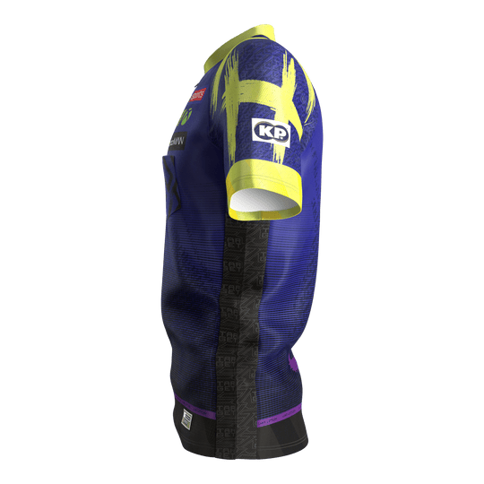 Zu sehen ist das Target Luke Littler Dartshirt 2026. Dieses Shirt ist für Dartbegeisterte entwickelt worden.