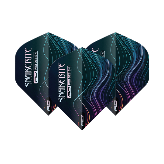 Standardní letky Red Dragon Hardcore Peter Wright Multi No2 Das Bild zeigt drei Dartflights des Produkts „Red Dragon Hardcore Peter Wright Multi No2 Standard Flights“. Sie sind dunkel mit farbigen, geschwungenen Linien und dem Schriftzug „Snakebite“ bedruckt.