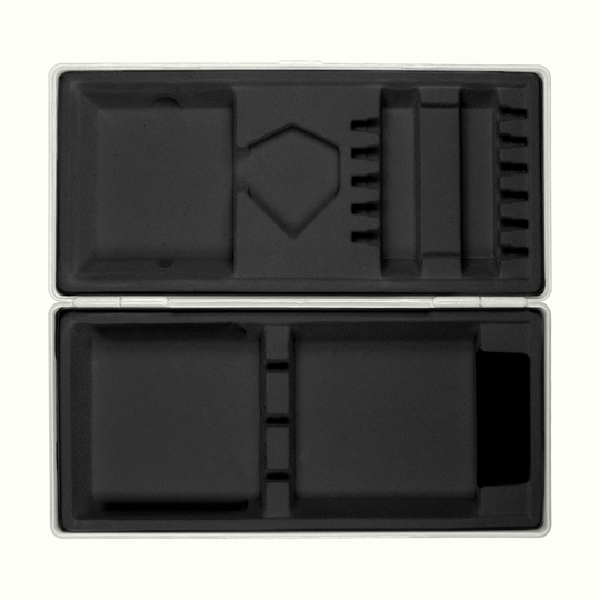 702-grau_ABS_Box_Grau_3 Das Bild zeigt eine geöffnete graue Aufbewahrungsbox mit schwarzen Fächern im Inneren. Die Fächer sind für verschiedene Gegenstände vorgesehen und ordentlich angeordnet.