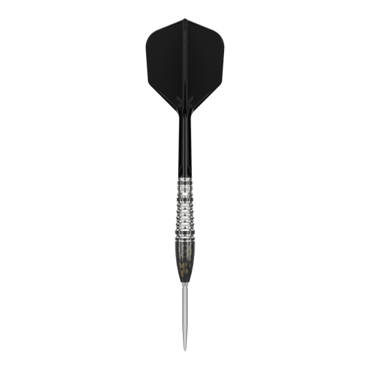 Dardos de acero Target Japan Junya Koikawa Charm Smash GEN3 Swiss Point - 23 g Das Bild zeigt einen Target Japan Junya Koikawa Charm Smash GEN3 Swiss Point Steeldart mit 23g Gewicht. Der Dartpfeil hat ein elegantes Design mit einem schwarzen Schaft und silbernen Ringen am Barrel.