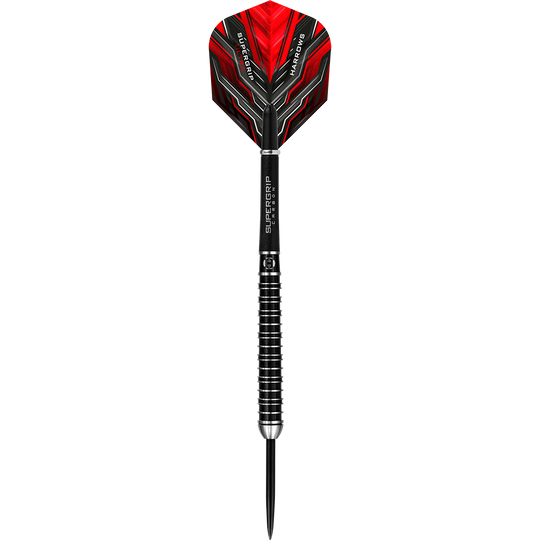 HA25176_Harrows_Supergrip_Ultra_Steeldarts_1VJA8FKE4i0pYg Das Bild zeigt einen Harrows Supergrip Ultra Steeldart. Der Dart hat ein auffälliges rotes Flight-Design und einen schwarzen, gerillten Barrel.