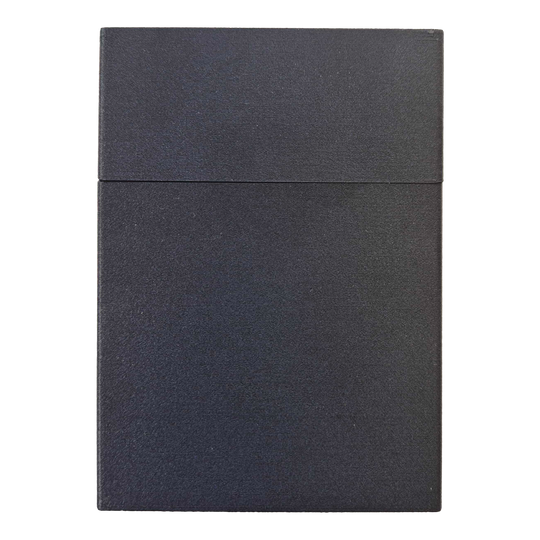 Smoke 180 Dartcase mit eigenem Design - Schwarz Das Smoke 180 Dartcase in Schwarz mit individuellem Muster ist zu sehen. Das Case wirkt robust und rechteckig.