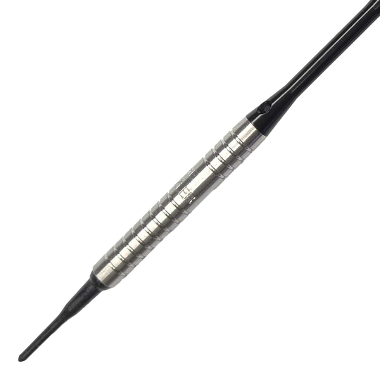 Dardos blandos McDart 85 Tungsten V16 - 16,5 g Das Bild zeigt einen McDart 85er Tungsten V16 Softdart mit einem Gewicht von 16,5 Gramm. Der Dartpfeil hat einen silbernen, geriffelten Schaft und eine schwarze Spitze.