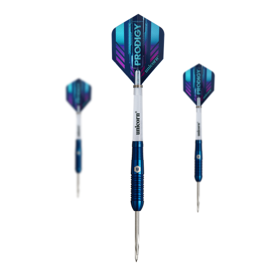 Dardos de acero Unicorn Prodigy 02 Torpedo Das Bild zeigt drei "Unicorn Prodigy 02 Torpedo Steeldarts" mit blauen Flights und silber-blauen Schäften. Die Pfeile sind scharf und für das Steeldartspiel geeignet.