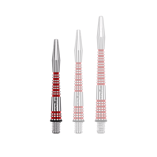 Das Bild zeigt drei verschieden lange, rot-silberne Aluminium-Dartschäfte. Sie haben ein geriffeltes Design und sind für den Gebrauch mit Dartpfeilen bestimmt.