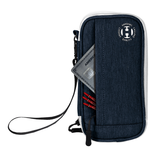 Harrows Smart Case Dartwallet Das Bild zeigt ein blaues Harrows Smart Case Dartetui mit einer Handgelenkschlaufe. In einer Außentasche befinden sich eine Kreditkarte und mehrere rote Dartspitzen.