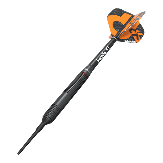 Karella Daniel Klose dardos suaves Auf dem Bild ist der Karella Daniel Klose Softdart zu sehen. Der Dartpfeil hat ein schwarzes Gehäuse mit orangenen Flights und dem Karella-Logo.
