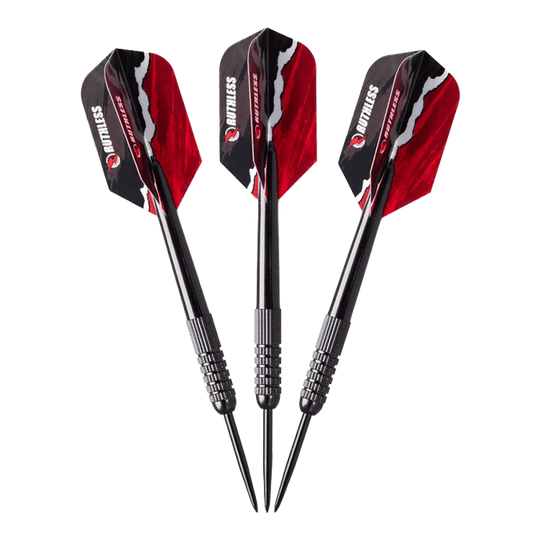 Zestaw do darta Ruthless Mini Desktop Das Bild zeigt drei Darts aus dem Ruthless Mini Desktop Dartboard Set. Die Darts haben schwarze Spitzen und auffällige schwarz-rote Flights.
