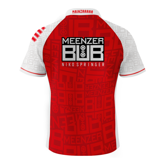 Koszulka Bulls Niko Springer Meenzer Bub Dart Das Bild zeigt ein Dartshirt mit der Aufschrift "Meenzer Bub Nikospringer" auf dem Rücken. Das Shirt ist überwiegend rot mit weißen Ärmeln und auffälligen Mustern.