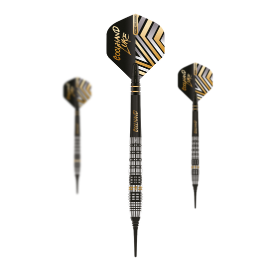 Red Dragon Luke Humphries Prestige Softdarts - 20g Das Bild zeigt drei Softdarts des Modells „Red Dragon Luke Humphries Prestige“ mit 20g Gewicht. Die Darts haben ein schwarzes und silbernes Design mit goldfarbenen Akzenten und der Aufschrift „Coolhand Luke“.