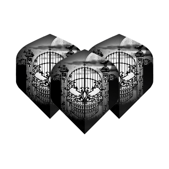 Alchemy Abandon All Hope No2 Standard Flights Das Bild zeigt drei schwarze Dart-Flights mit einem detailreichen, gotischen Tor-Design in Form eines Totenschädels. Im Hintergrund sind ein Vollmond und fliegende Raben zu sehen.