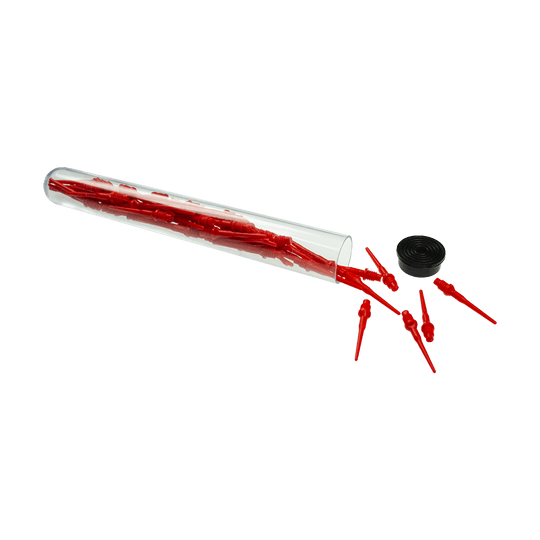 625_Spitzenr-hrchen_2_Transparent Auf dem Bild ist ein durchsichtiges Röhrchen mit mehreren roten Spitzenröhrchen zu sehen. Einige der Spitzenröhrchen liegen außerhalb des Röhrchens neben einem schwarzen Verschlussdeckel.