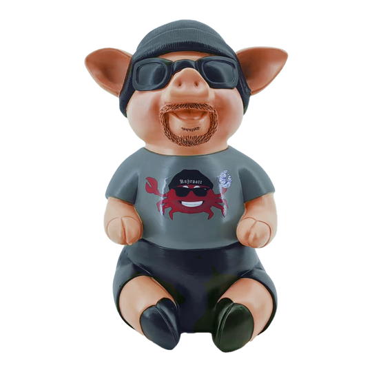 Markus Krebs Phrase Pig Das Bild zeigt ein Schweinchen mit Sonnenbrille, Mütze und Bart. Es trägt ein T-Shirt mit einem lustigen Aufdruck und repräsentiert das Produkt "Markus Krebs Phrasenschwein".
