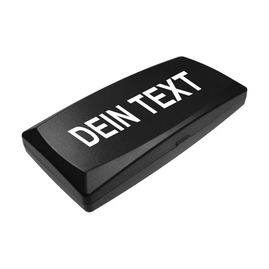 MD-ABS-Schwarz_W_Bedruckte_ABS_Box_Wunschtext_Schwarz_1zCcG6C02ZmcWz Dies ist eine schwarze rechteckige Box mit abgerundeten Kanten. Auf dem Deckel steht in weißen Großbuchstaben "DEIN TEXT".