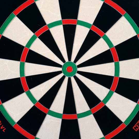 Diana de acero GOAT Everscore Das Bild zeigt ein GOAT Everscore Steeldartboard mit klaren Farben und deutlichen Markierungen. Die Segmente sind in Schwarz, Weiß, Rot und Grün gehalten.