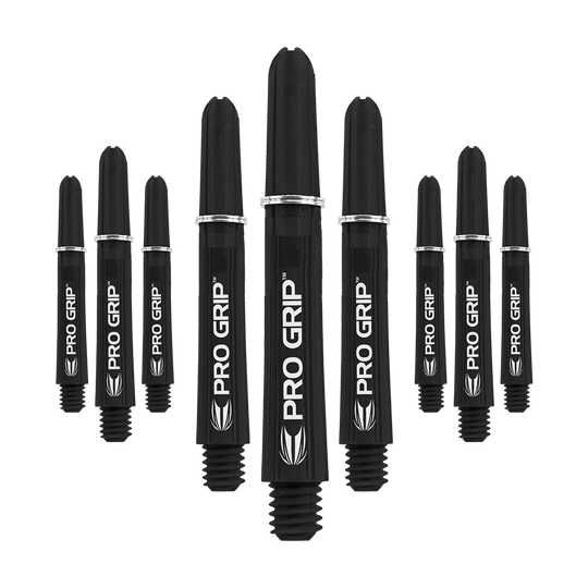 Target Pro Grip Shafts - 3 Sets - Schwarz Das Bild zeigt neun schwarze Pro Grip Shafts für Dartpfeile in drei unterschiedlichen Längen. Die Shafts sind mit dem weißen Schriftzug "PRO GRIP" und einem Blatt-Symbol bedruckt.
