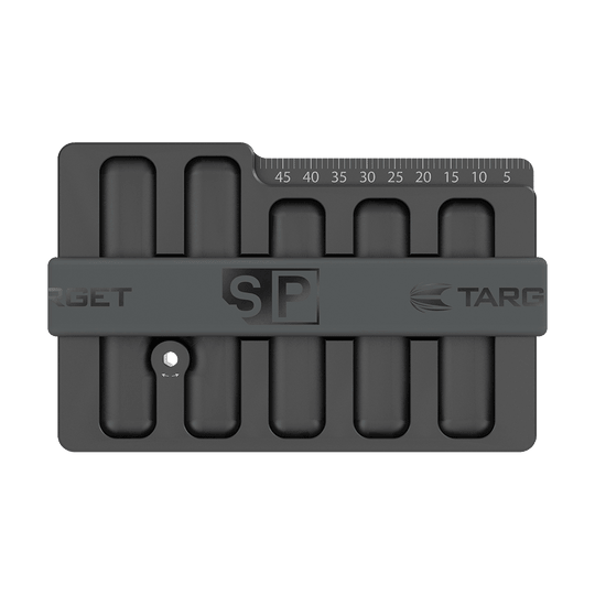 119648_Target_Swiss_Point_Safe_3 Das Bild zeigt das Produkt "Target Swiss Point Safe" in schwarzer Farbe. Es ist ein Aufbewahrungsbehälter mit mehreren Fächern und einer Messskala für Dartspitzen.