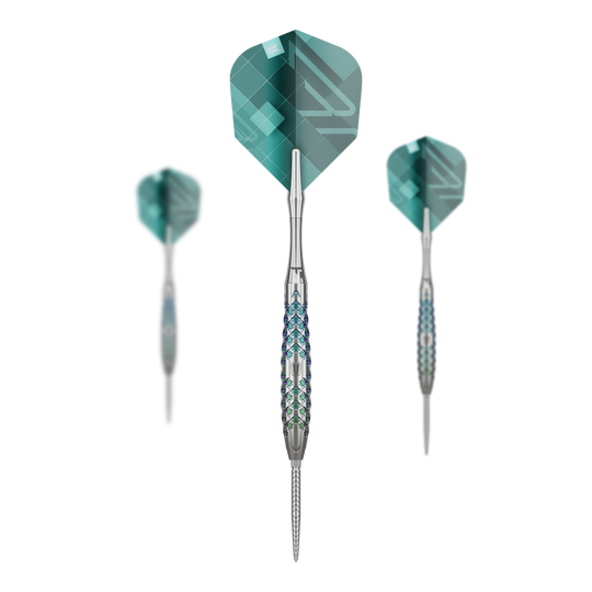 Dardos de acero Target Rove 02 Swiss Point Das Bild zeigt drei Steeldarts des Modells "Target Rove 02 Swiss Point". Die Darts haben silberne Barrels mit blauen Akzenten und grüne Flights mit geometrischem Muster.