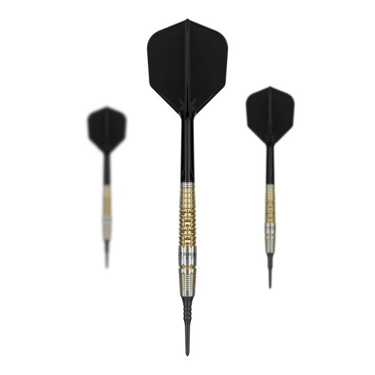 Dardos blandos Target Japan Black Marque Warrior - 18,5 g Das Bild zeigt drei Softdarts des Produkts "Target Japan Black Marque Warrior" mit einem Gewicht von 18,5 g. Die Darts haben schwarze Flights und gold-silberne Barrels.