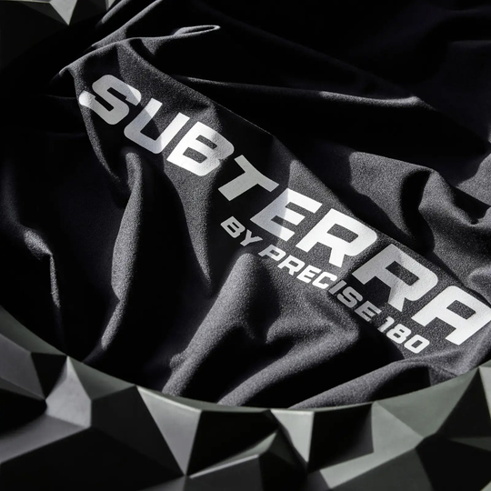 Tablero de dardos 3D Precise 180 Surround Subterra - Grafito Auf diesem Bild sieht man das Precise 180 3D Dartboard Surround Subterra - Graphite. Die Dartboard-Umrandung ist in einem schlichten, modernen Design gehalten.