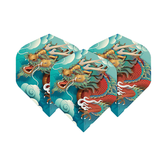 Lety do pětiboje Dragon Das Bild zeigt drei Dart-Flights mit einem bunten Drachenmotiv vor einem blauen Himmel mit Wolken. Es handelt sich um das Produkt "Pentathlon Dragon 5 Standard Flights".