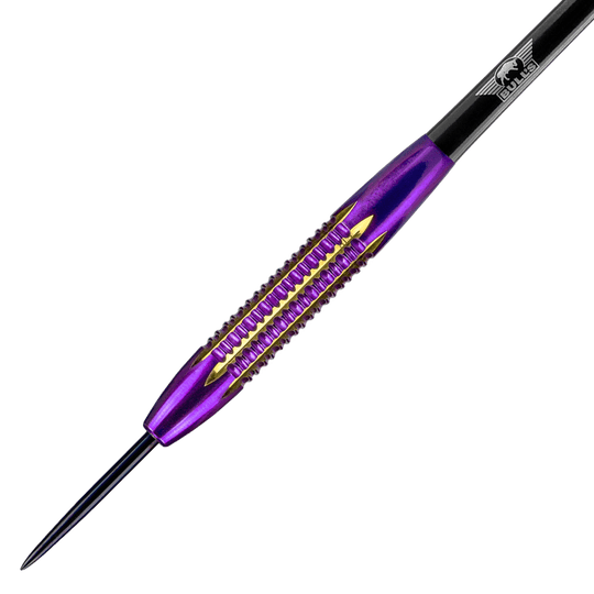 BU24321_BullsNL_Dirk_Van_Duijvenbode_Shell_Coated_Brass_Steeldarts_2 Das Bild zeigt einen Dartpfeil aus der Serie "BullsNL Dirk Van Duijvenbode Shell Coated Brass Steeldarts - 21g". Der Dartpfeil hat ein auffälliges lila und goldfarbenes Design mit einer strukturierten Griffzone.