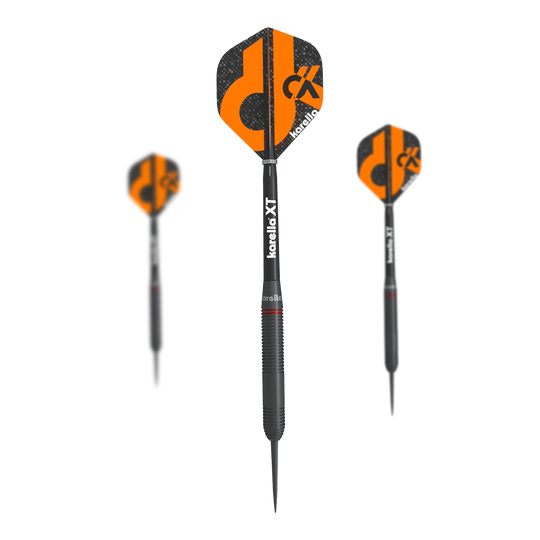 Dardos de acero Karella Daniel Klose Das Bild zeigt drei Steeldarts der Marke "Karella Daniel Klose". Die Flights sind schwarz und orange mit dem Kürzel "DK" und dem Karella-Logo bedruckt.