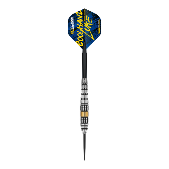 Red Dragon Luke Humphries messing stalen dartpijlen - 21 g Red Dragon Luke Humphries Brass Steeldarts - 21 g ist ein Steeldart-Set mit Messing-Barrels. Das Bild zeigt den Dartpfeil aus der Nahaufnahme.