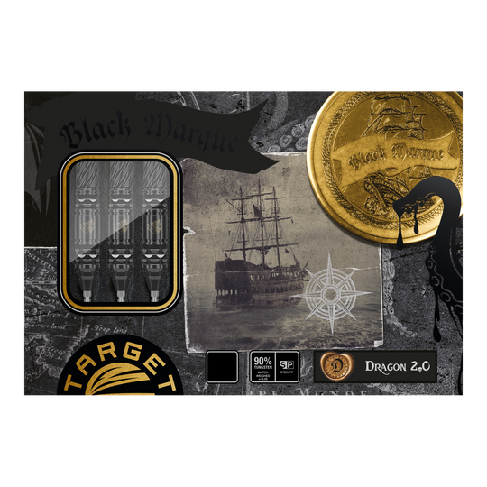 Šipky Target Japan Black Marque Dragon GEN2 Swiss Point Steel Das Bild zeigt die Verpackung der "Target Japan Black Marque Dragon GEN2 Swiss Point Steeldarts". Auf der Verpackung sind ein Schiff, ein goldener Münze und drei Darts sichtbar.