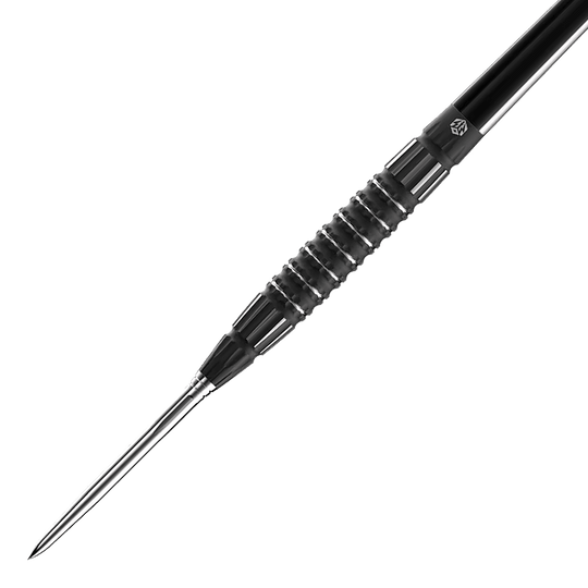 Dardos de acero Caliburn Sword S3 - 23 g Das Bild zeigt einen Caliburn Sword S3 Steeldart mit einem Gewicht von 23 g. Der Dartpfeil hat ein schlankes, schwarzes Design mit einer geriffelten Griffzone.