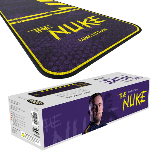 Target Luke Littler The Nuke podložka na šipky Das Bild zeigt den "Target Luke Littler The Nuke Dartteppich" in lila Farbe mit gelben Akzenten. Auf der Verpackung ist ein Bild von Luke Littler sowie der Produktname zu sehen.