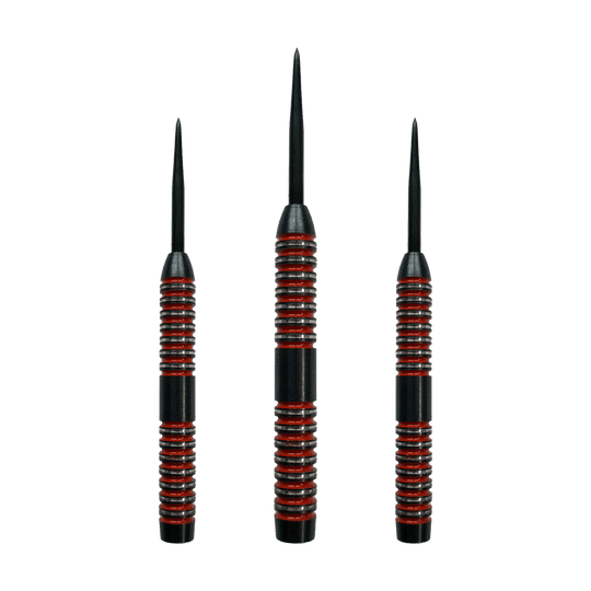 Sudy McDart Crimson Steeldart Das Bild zeigt drei McDart Crimson Steeldart Barrels mit schwarzen und roten Rillen. Sie stehen nebeneinander aufrecht mit den Spitzen nach oben.