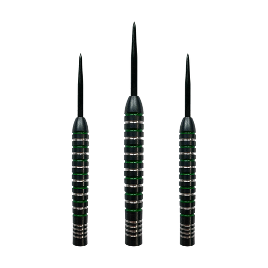 McDart stříbrnozelené ocelové sudy Das Bild zeigt drei McDart Silver Green Steeldart Barrels. Die Barrels sind schwarz mit silbernen und grünen Ringen.