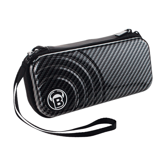 66375_Bulls_Orbis_S_Dartcase_Carbongrey_1 Das Bild zeigt das Produkt "Bulls Orbis S Dartcase - Carbongrey". Die Darttasche hat ein sportliches Carbon-Design mit einem schwarzen Handgelenkband.