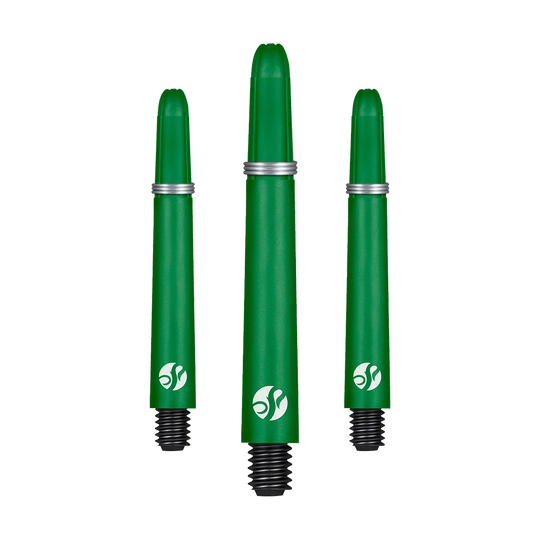 Shot Koi Carbon Shafts - Grün Auf dem Bild sind drei grüne Dartschäfte mit schwarzen Gewinden zu sehen. Sie haben silberne Ringe und ein weißes Logo am unteren Ende.