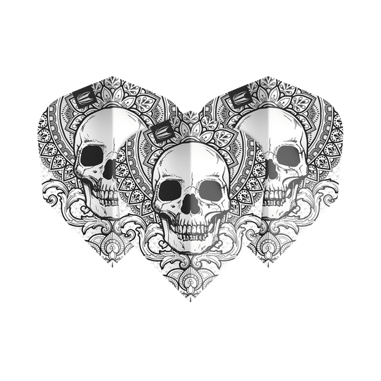 TG488_335480_Target_ProUltra_Ink_Grey_No6_Flights_1VAkxgRNN7acnQ Das Bild zeigt drei Dart Flights des Modells "Target ProUltra Ink Grey No6". Sie sind mit einem detaillierten Totenkopf-Muster und ornamentalen Verzierungen in Schwarz-Weiß gestaltet.
