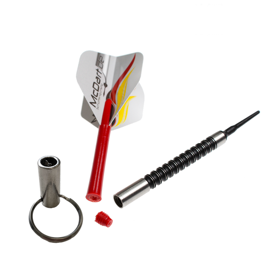 McDart Shaftrestentferner - Silber Das Bild zeigt den McDart Shaftrestentferner in Silber zusammen mit einem Dartpfeil und seinen Einzelteilen. Das Werkzeug hilft dabei, abgebrochene Shafts aus dem Barrel des Dartpfeils zu entfernen.