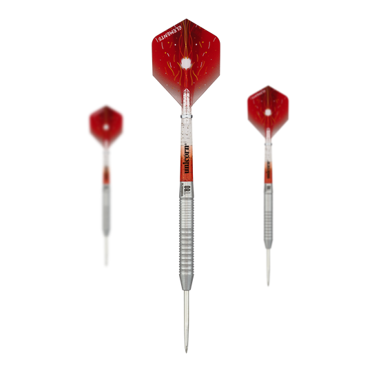 Dardos de acero Unicorn Core XL Striker Style 1 - 22 g Das Bild zeigt drei Steeldarts des Produkts "Unicorn Core XL Striker Style 1" mit einem Gewicht von 22g. Die Darts haben silberne Spitzen und Schäfte sowie rote Flights mit einem auffälligen Muster.