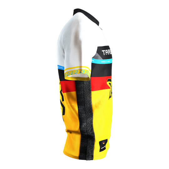 Koszulka do darta Target Coolplay Gabriel Clemens 2025 Das Bild zeigt das Target Coolplay Gabriel Clemens 2025 Dartshirt aus seitlicher Perspektive. Das Shirt ist überwiegend in Weiß, Schwarz, Rot und Gelb gehalten und trägt auffällige Designs sowie den Namen "Gabriel Clemens".