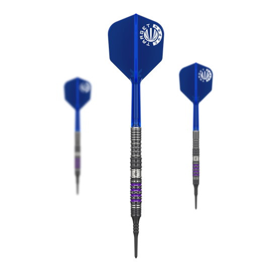 Dardos blandos Target Japan Prime Series Sirius GEN4 - 21,5 g Das Bild zeigt drei Softdarts der Serie "Target Japan Prime Series Sirius GEN4" mit einem Gewicht von 21,5g. Die Darts haben blaue Flights und silber-schwarze Barrels mit lila Akzenten.