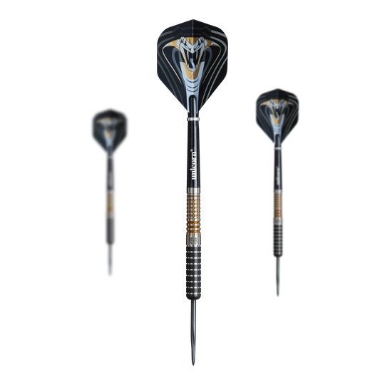 Dardos de acero Unicorn Maestro Jeffrey De Zwaan Fase 3 Auf dem Bild sind drei Steeldarts des Modells "Unicorn Maestro Jeffrey De Zwaan Phase 3" zu sehen. Die Darts haben schwarze Flights mit einem auffälligen, weißen Kobramotiv.