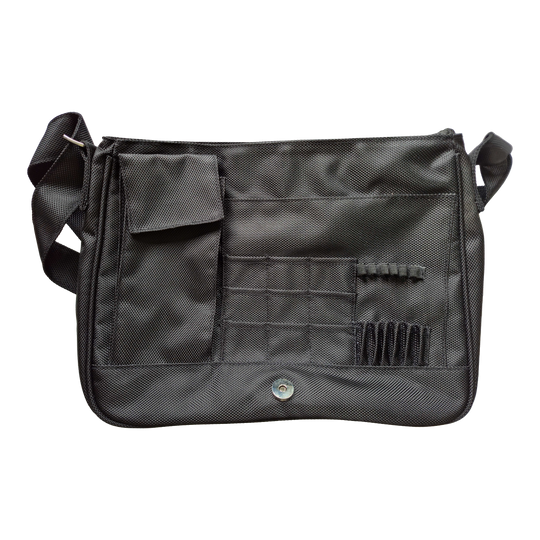 DataDart Team Darttasche - Schwarz Die Abbildung zeigt die DataDart Team Darttasche in Schwarz. Die Tasche verfügt über mehrere Fächer und Halterungen zur Aufbewahrung von Dartzubehör.