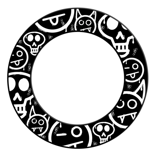 Das Foto zeigt einen Dartboard Surround in Schwarz mit Graffiti-Smiley-Design. Es schützt die Wand und sorgt für einen coolen Look.