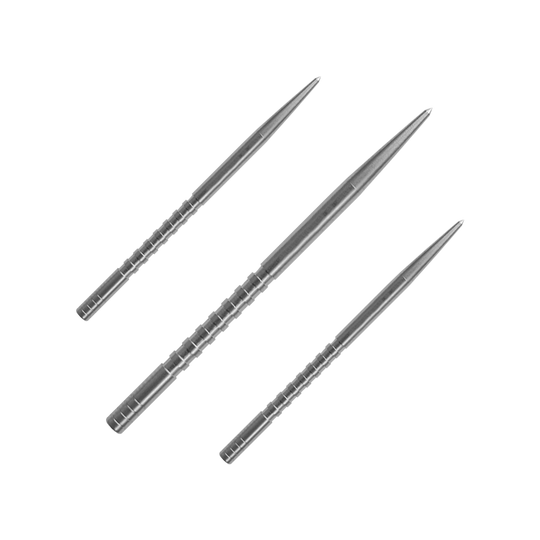 Pointe de fléchette Condor Beak Point avec pointes coupées Das Bild zeigt drei silberne Dartspitzen, die parallel nebeneinander liegen. Die Spitzen sind lang, schmal und haben feine Rillen am unteren Ende.