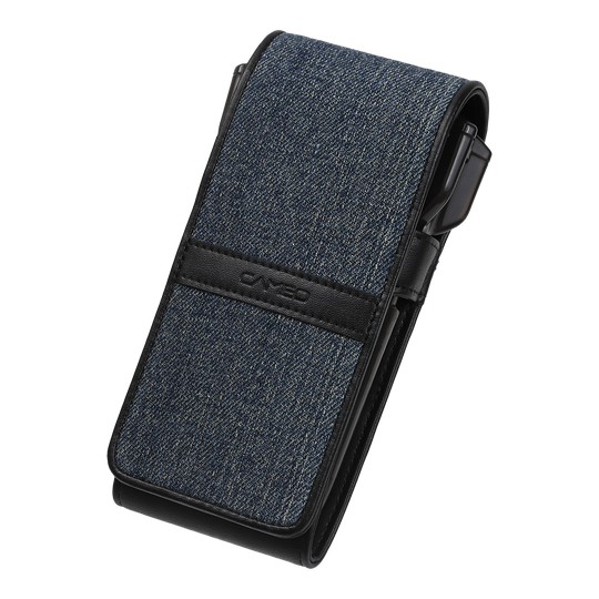 Custodia per freccette Cameo Thread Das Bild zeigt ein Etui mit einem Bezug aus blauem Jeansstoff und schwarzen Lederakzenten. Es ist rechteckig und hat die Aufschrift "Cameo" auf dem schwarzen Lederstreifen.
