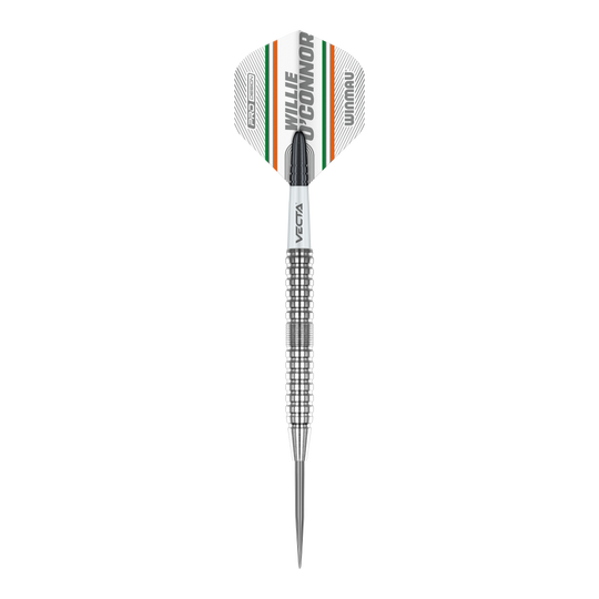 Šipky Winmau Willie O'Connor ocelové - 23g Das Bild zeigt einen Winmau Willie O'Connor Steeldart mit 23g Gewicht. Der Dart hat ein silbernes, geriffeltes Barrel und ein Flight mit orangenen, grünen und schwarzen Streifen.