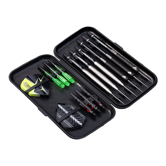 Custodia per freccette Harrows Slimcase Das Bild zeigt ein geöffnetes schwarzes Dart-Etui mit mehreren Darts, Flights und Shafts. Das Zubehör ist ordentlich in Fächern und Gummibändern sortiert.